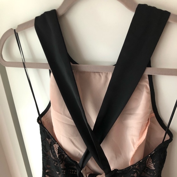 Sugar & Lips lace dress - Picture 3 of 4